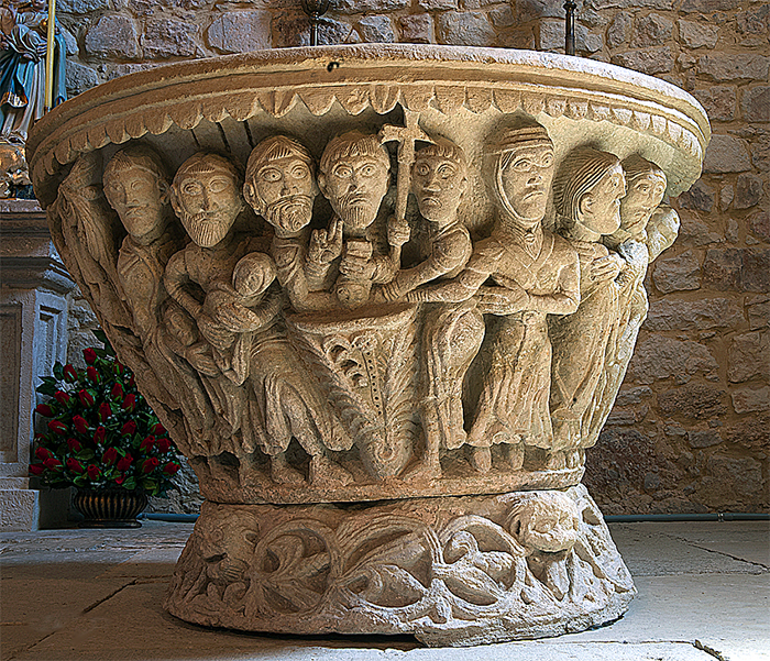 Pila bautismal en la iglesia de Colmenares de Ojeda